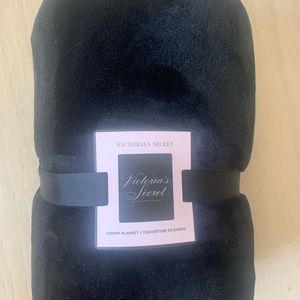 NWT Victoria Secret Sherpa Blanket